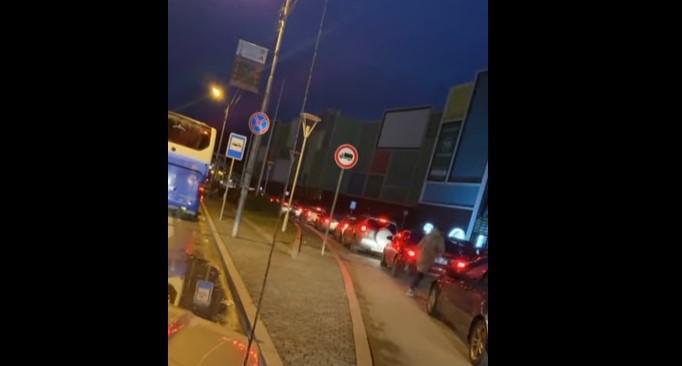 საცობი "თბილისი მოლთან" დილის 7:00 საათიდან - რა ხდება მას შემდეგ, რაც სავაჭრო ცენტრებმა მუშაობა განაახლეს