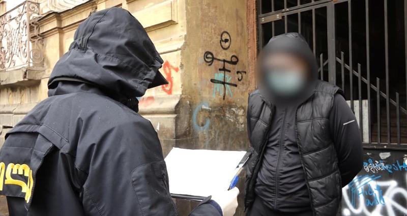 პოლიციამ თბილისში დააჯარიმა 2 კოვიდინფიცირებული, რომელიც ქუჩაში თავისუფლად გადაადგილდებოდა