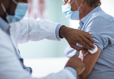 ამერიკელ ექიმს, რომელიც Moderna-ს ვაქცინით აცრეს, მწვავე ალერგიული რეაქცია გამოუვლინდა - რას წერს The New York Times?