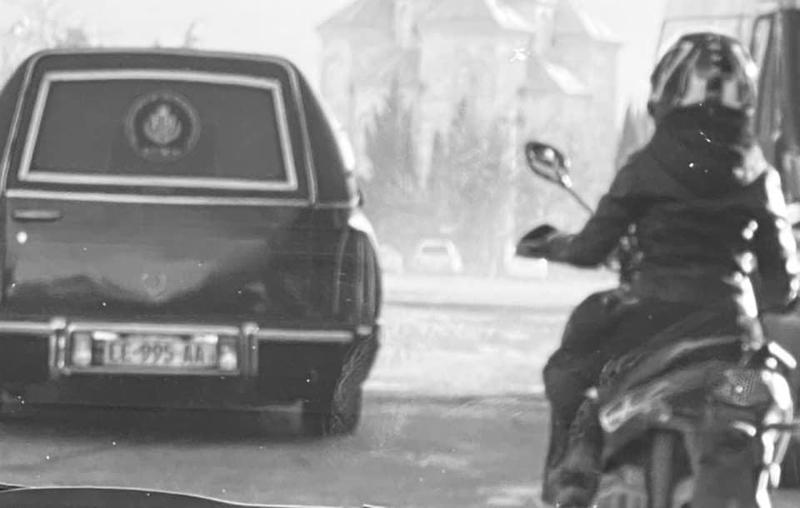 დღის ფოტო: ჯულიეტა ვაშაყმაძეს შვილიშვილი ბარბარე უკანასკნელ გზაზე მიაცილებს