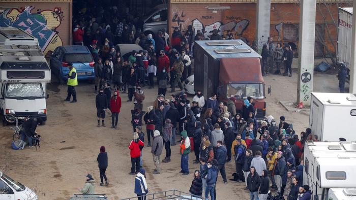 300-მდე ადამიანი 2 დღის განმავლობაში წვეულებას მართავდა - ესპანეთში პოლიციამ უკანონო შეკრების ორგანიზატორები 60 000 ევროთი დააჯარიმა