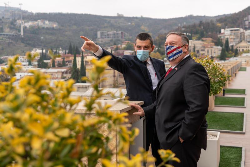 "იქ ჩვენი თავისუფლებისმოყვარე მეგობრების მხარდასაჭერად ჩავფრინდი" - რა ფოტოებს აქვეყნებს და რას წერს მაიკ პომპეო საქართველოში ვიზიტზე