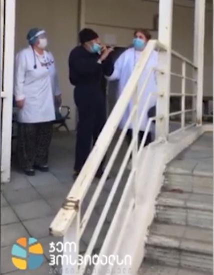 ინტერნეტვარსკვლავი 95 წლის COVID-19-სგან გამოჯანმრთელებული გოგალი ბაბუ თავის ექიმებს ახალ წელს ულოცავს