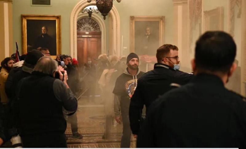 კაპიტოლიუმში დემონსტრანტები შეიჭრნენ, შენობიდან მაიკ პენსის ევაკუაცია განხორციელდა