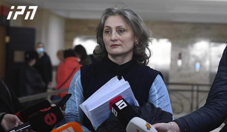 "როცა სასწრაფო მივიდა, ყველა დაჭრილს გაყვა, ის კი სახლში დარჩა, მიმალვა არ უცდია, პოლიციამ სახლში მიაკითხა" - რას ყვება 19 წლის ძმის მკვლელობაში ბრალდებულის ადვოკატი