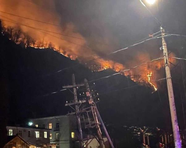 ხანძარმა ავარიულად გათიშა "ფსოუ 220" - აფხაზეთის ნახევარი ელექტროენერგიის გარეშე დარჩა