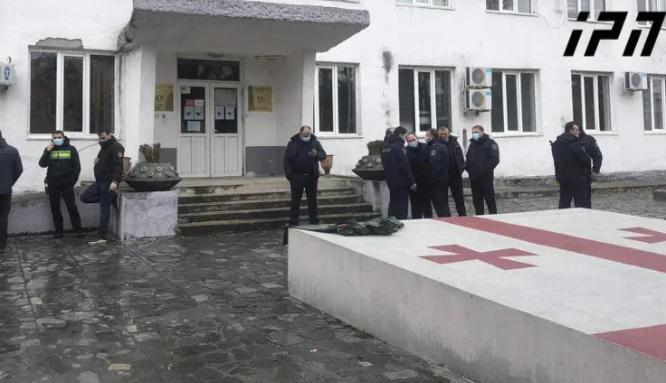 "პრობლემა გადაჭრილია და ხვალ ტრადიციული ლოცვა შესრულდება" - ჩოხატაურის მერიაში შეხვედრა დასრულდა