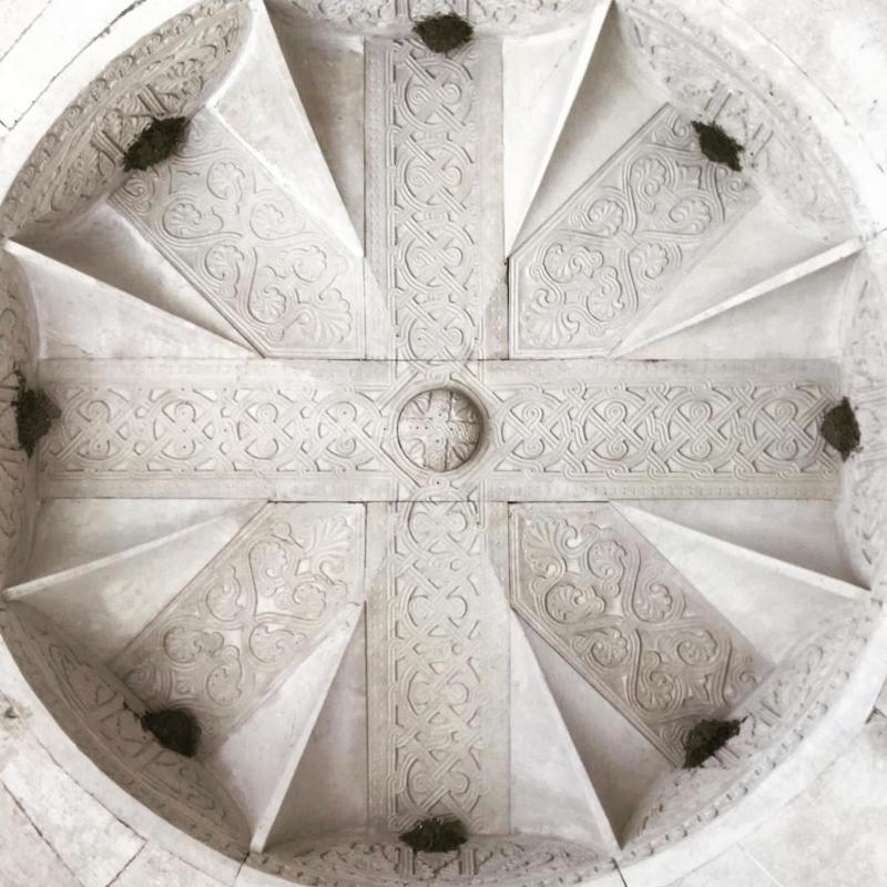 "მერცხლის 8 ბუდე ეკლესიის ჭერში" - უნიკალური ფოტო ბათუმის ჯვართამაღლების ტაძრიდან