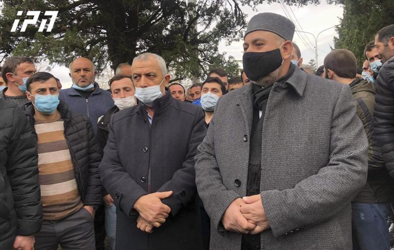 ჩოხატაურის მერიასთან აქციაზე საქართველოს მუსლიმთა სამმართველოს მუფტის გამოჩენას ხმაური მოჰყვა - რა კომენტარი გააკეთა მან