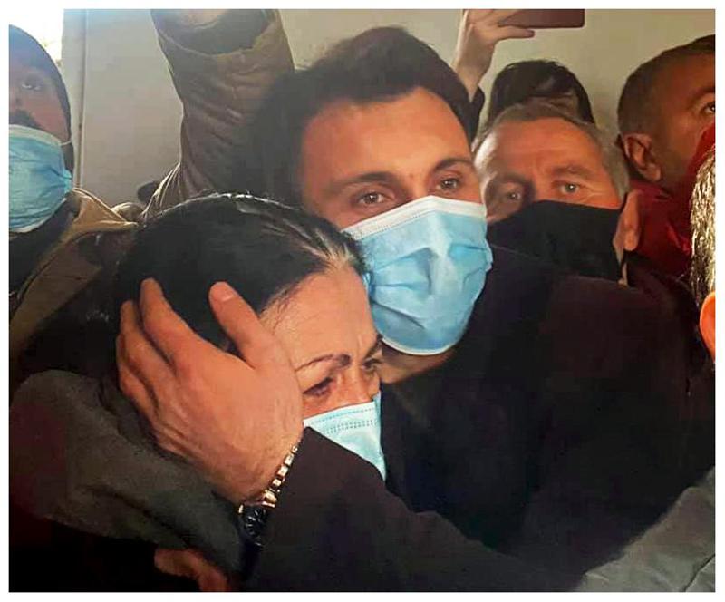 "ქრისტიანი მასწავლებელი და მუსლიმი მოსწავლე..." - დღის ფოტო ბუკნარიდან, სადაც მოდავე მხარეებს შორის შეთანხმება შედგა