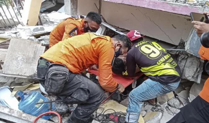 ძლიერი მიწისძვრა ინდონეზიაში - 42 გარდაცვლილი და 800-ზე მეტი დაშავებული