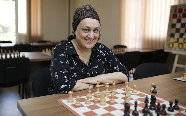 "ჩემი ძმა დედას სიზმარში რამდენჯერმე გამოეცხადა, სთხოვა ჭადრაკზე დავებრუნებინე" - ჭადრაკის დედოფალი მაია ჩიბურდანიძე 60 წლის გახდა