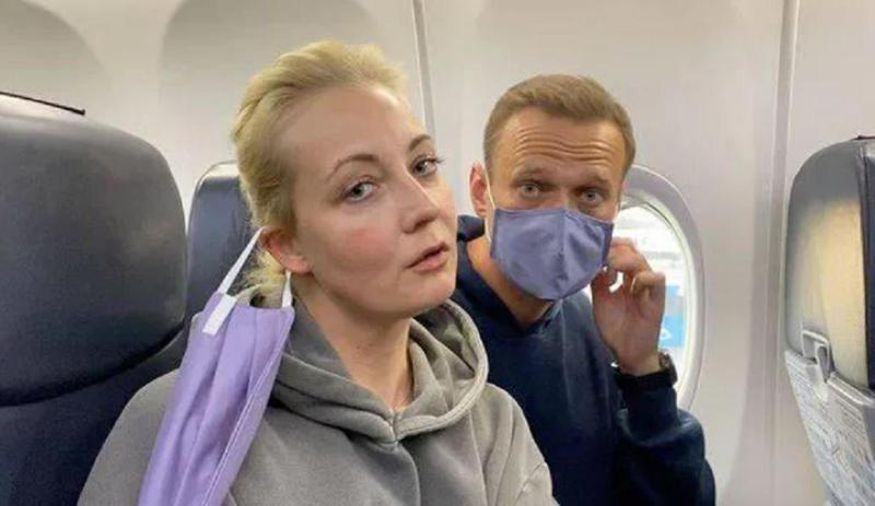 "ჩვენ სახლში მივფრინავთ" - მოწამვლის შემდეგ ალექსეი ნავალნი რუსეთში პირველად ჩადის