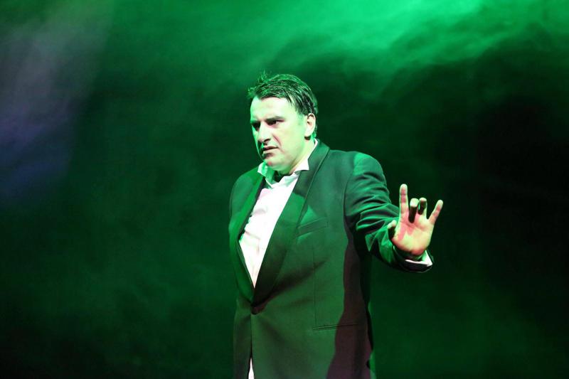 "მოვტრიალდი და პარტერში არც ერთი ადამიანი არ იჯდა... სამთავრობო დელეგაცია გაქრა" - ბესო ზანგური იხსენებს, როგორ შეუვარდნენ სახლში იარაღის მუქარით, პრეზიდენტის როლის გამო