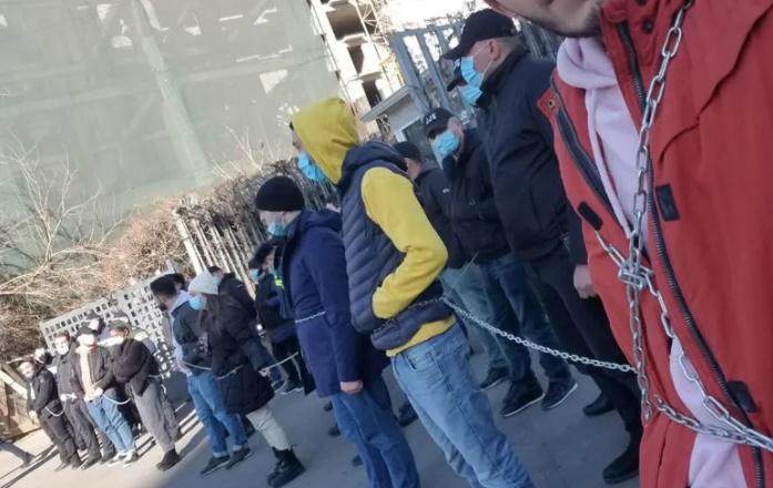 "ჯაჭვით არიან გადაბმულები, არ უშვებენ მანქანებს ავტოსადგომიდან... კალაძე ფეხით წავა სახლში" - აქცია თბილისის მერიასთან