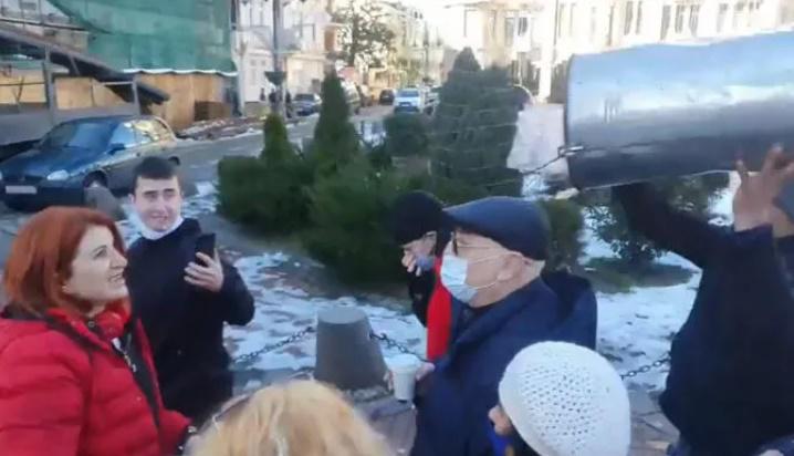 აჭარის უმაღლესი საბჭოს დეპუტატს აქტივისტებმა თავზე ნაგავი დააყარეს (ვიდეო)