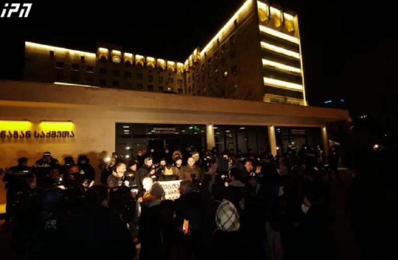 სამოქალაქო აქტივისტებმა შსს-ს შენობასთან გადაინაცვლეს და დეპუტატისთვის ნაგვის დაყრის ფაქტზე ირაკლი ფანგანის დაკავებას აპროტესტებენ