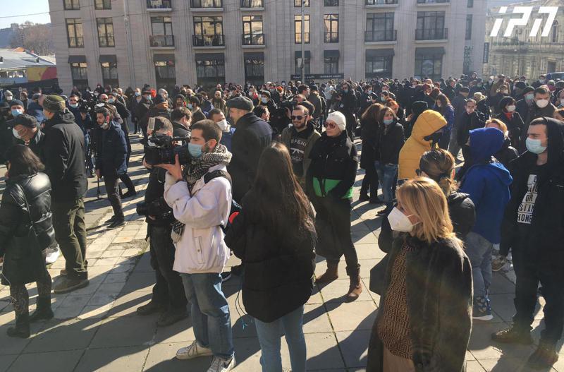 "სიგიჟეა, რასაც ჩვენ ვაკეთებთ, ადამიანებს ვწირავთ შიმშილისთვის" - რა ხდება კანცელარიასთან, სადაც შეზღუდვების მოხსნის მოთხოვნით აქცია იმართება