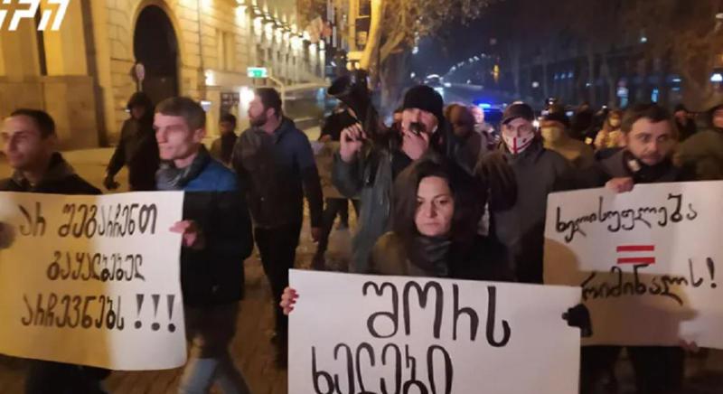 დაუმორჩილებლობის აქცია პარლამენტის მიმდებარედ - სამოქალაქო აქტივისტები აცხადებენ, რომ "კომენდანტის საათს" არ ემორჩილებიან