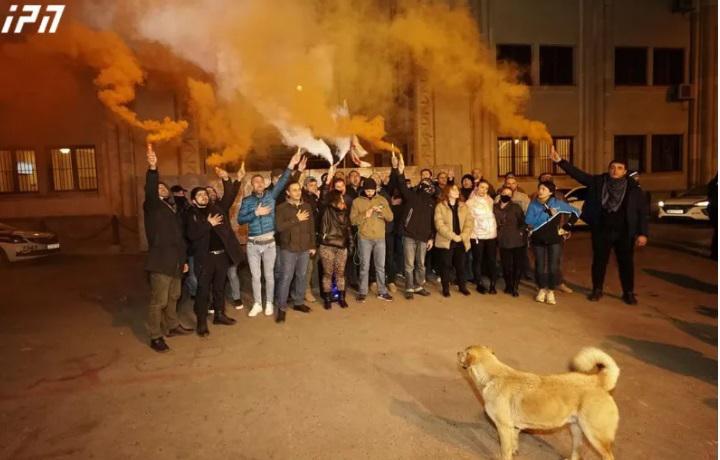 სამოქალაქო აქტივისტებმა "დაუმორჩილებლობის მსვლელობა“ დაასრულეს, თუმცა მათი ნაწილი კვლავ პარლამენტთან რჩება