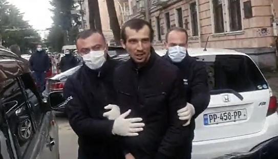 ირაკლი ფანგანს 2000-ლარიანი გირაო შეეფარდა და დეპუტატ ირაკლი ჩავლეიშვილთან მიახლოება აეკრძალა