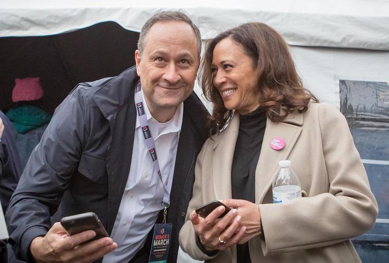 აშშ-ის პირველი "მეორე ჯენტლმენი“ და "ოცნების კაცი" - ვინ არის კამალა ჰარისის რომანტიკოსი ქმარი, რომელიც ვიცე-პრეზიდენტმა ბრმა პაემანზე გაიცნო