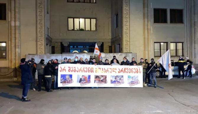 "2000-ლარიანი ჯარიმის შემდეგ გადავწყვიტეთ, გაგვემეორებინა იგივე" - აქტივისტებმა ღამის საათებში გადაადგილებაზე შეზღუდვა გააპროტესტეს