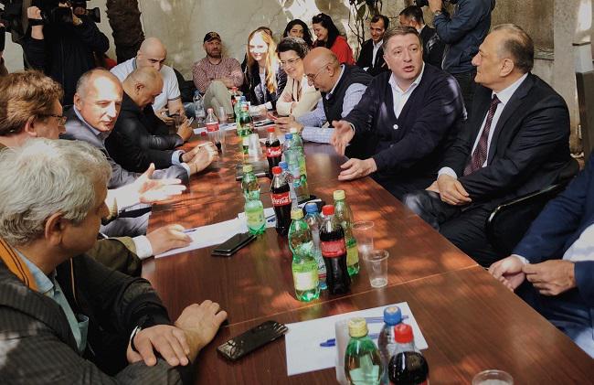 ოპოზიცია "ქართულ ოცნებას" განცხადებით მიმართავს