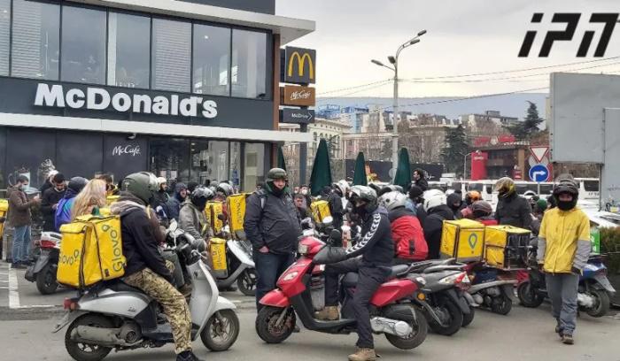 "მოემატა შეკვეთები, მაგრამ ჩვენ ხელფასები მოგვაკლდა..." - "გლოვოს" კურიერები გაიფიცნენ