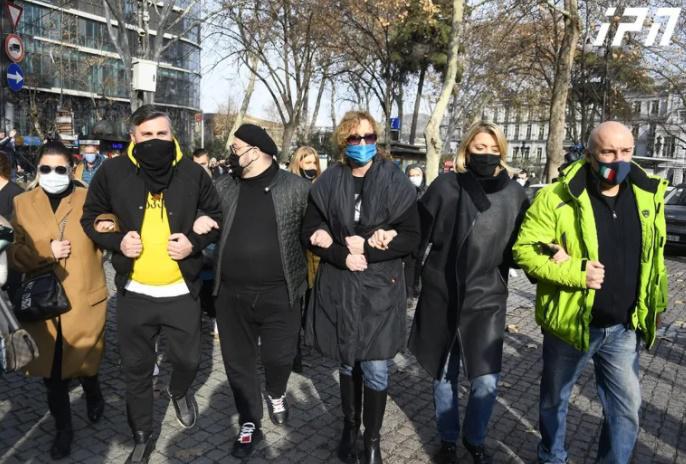 "ქვეყანა გაჩერებულია, მოგვეცეს მუშაობის შესაძლებლობა" - რესტორატორები რეგულაციების მოხსნის მოთხოვნით აქციას მართავენ