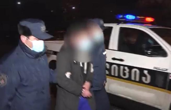 თავდასხმა "ლიბერთი ბანკის" ფილიალზე - დაკავებულია 20 წლის ბიჭი, რომელმაც იარაღის მუქარით მოლარე-ოპერატორებს ფული მოსთხოვა