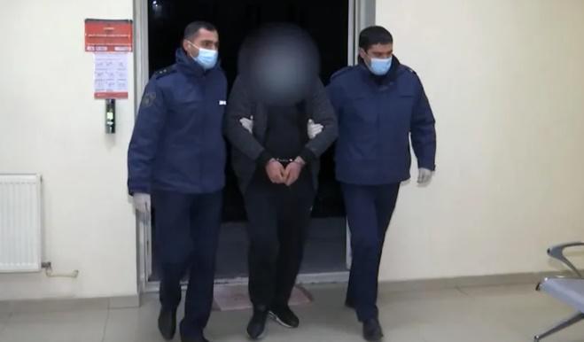 დაკავებულია მამაკაცი, რომელმაც მეუღლეს არასრულწლოვანი შვილის თანდასწრებით სცემა - მისი სახლიდან ამოღებულია იარაღი და ნარკოტიკი