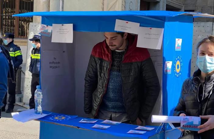 "მანდატები იაფად", "გია ვოლსკის სადღეგრძელოები 2 ლარად" -  აქტივისტებმა პარლამენტთან ქაღალდისგან დამზადებული ჯიხური მიიტანეს