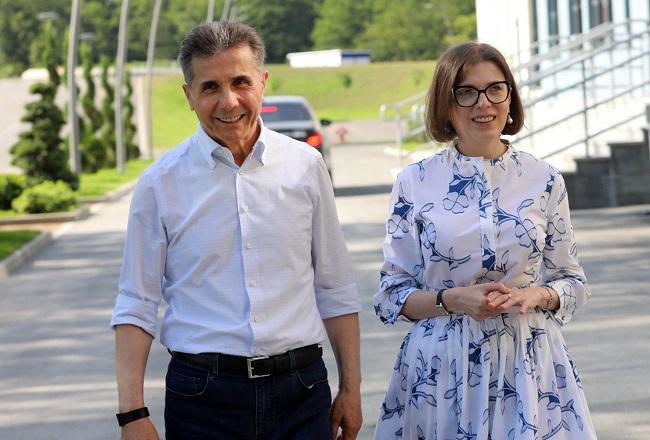 ივანიშვილებს აქვთ ბინა  პარიზში და სახლი სენ-ტროპეში - წავა თუ არა ექსპრემიერი საცხოვრებლად საფრანგეთში?