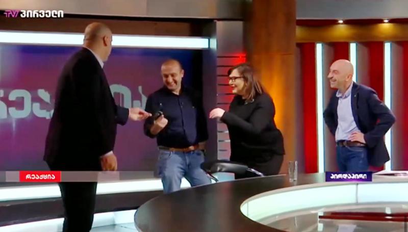 "ითხოვე და მიიღე" - ნიკა მელიამ იაგო ხვიჩიას სათამაშო პისტოლეტი აჩუქა