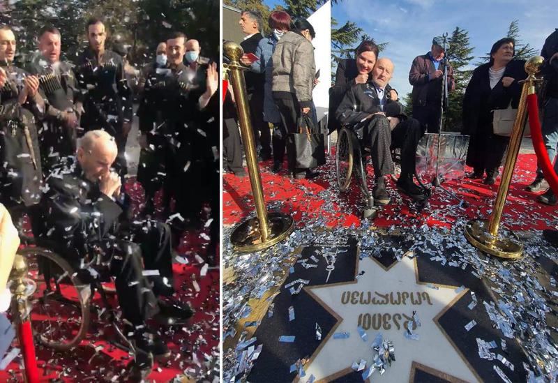 "სასწაული მოხდა, რეანიმაციაში იწვა და ეს ამბავი რომ გაიგო, მაშინვე უკეთ გახდა, იტირა ამ დაფასებისთვის" - ემოციური კადრები მთაწმინდიდან, სადაც დავით სოკოლოვს ვარსკვლავი გაუხსნეს