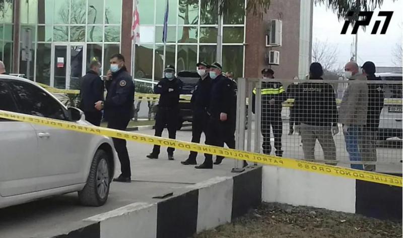 ავტომანქანაში შვილს ელოდებოდა, რა დროსაც ესროლეს - ფოთში ახალგაზრდა კაცი ჩაცხრილეს