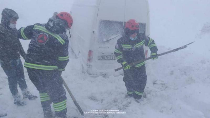 ინტენსიური თოვა და ლიპყინული - საქართველოს რომელ საავტომობილო გზებზე  დაწესდა შეზღუდვები?