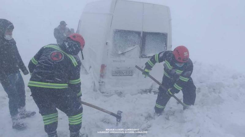 მაშველები გოდერძის უღელტეხილზე დიდთოვლობის გამო ჩარჩენილ მოქალაქეებს ეხმარებიან (ფოტო)