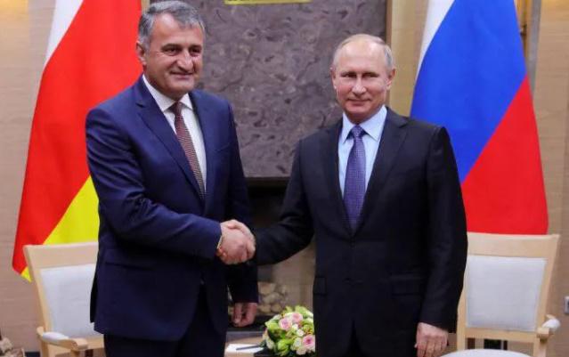 "როცა სხვები ზურგს აქცევენ რუსეთს, ჩვენ მასთან მივდივართ, რადგან ეს ჩვენი სამყაროა" - ანატოლი ბიბილოვი ე.წ. სამხრეთ ოსეთის რუსეთთან შეერთების გეგმაზე საუბრობს