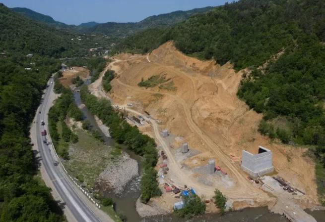 გზის სამშენებლო სამუშაოებზე დასაქმებული ჩინეთის მოქალაქე, სავარაუდოდ, გულის შეტევით გარდაიცვალა