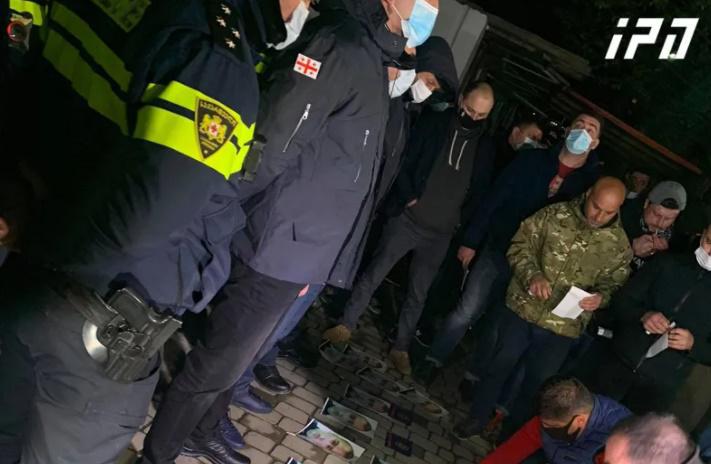 "დემონსტრაციულად დავარღვიეთ კომენდანტის საათი" - დაპირისპირება ზუგდიდში, აქტივისტებსა და სამართალდამცავებს შორის