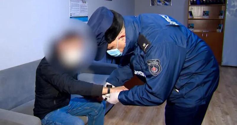 პოლიციამ არასრულწლოვანი დის მიმართ ძალადობაში ბრალდებულზე ელექტრონული ზედამხედველობა დააწესა