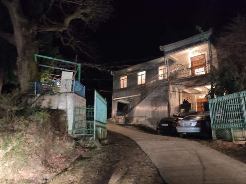 "არაფერს ლაპარაკობდა, ალბათ, ის ბიჭი ემუქრებოდა, ვინც გააუპატიურა, ოჯახის მხრიდან ძალადობას გამოვრიცხავ" - რას ყვება ბაბუა 14 წლის გოგოზე, რომელიც ქობულეთში გარდაცვლილი ნახეს