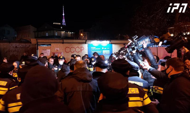 "ოცნების" ოფისთან დაპირისპირებისას 2 პირი დააკავეს - აქტივისტები ქობულეთში 14 წლის გოგოს თვითმკვლელობის საქმესთან დაკავშირებით ხელისუფლების უმოქმედობას აპროტესტებენ