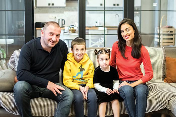 "ზოგჯერ 50 კაცი მყავს სტუმრად, აქ მეტი კომფორტია... არ ვფიქრობთ თბილისში დაბრუნებას" - როგორ გამოიყურება გვანცა დარასელიას მდიდრული სახლი მცხეთაში