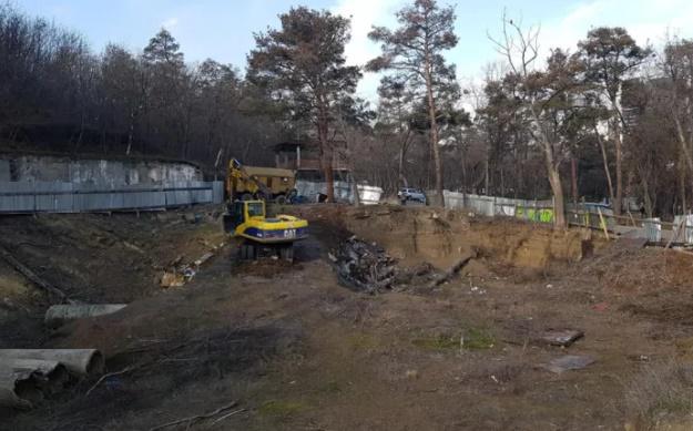 ინვესტორი ვაკის პარკის ტერიტორიაზე სასტუმრო "ბუდაპეშტის" მშენებლობას იწყებს - მერიაში ამბობენ, რომ ნებართვა გაცემული არ არის