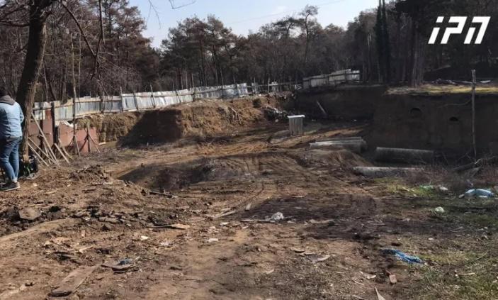 თბილისის მუნციპალური ინსპექციის წარმომადგენლებმა ვაკის პარკის ტერიტორიაზე სასტუმროს მშენებლობა გააჩერეს - რა ვითარებაა ადგილზე?