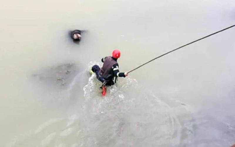 მაშველებმა მდინარე მტკვრიდან ქალი ამოიყვანეს