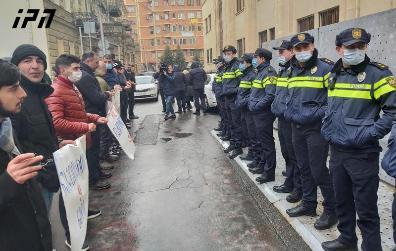 გავრილოვის მედლები და მავთულხლართები - რა ხდება პარლამენტის გარეთ, სანამ დეპუტატები ნიკა მელიას საკითხზე მსჯელობენ